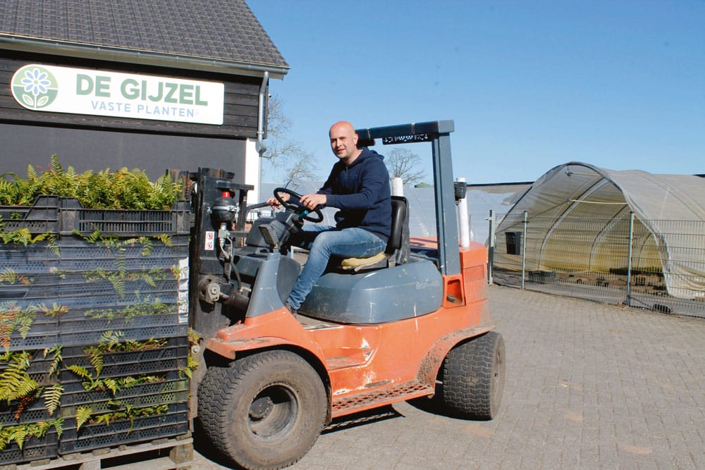 Koen Schuurmans op de vorkheftruck bij de kwekerij